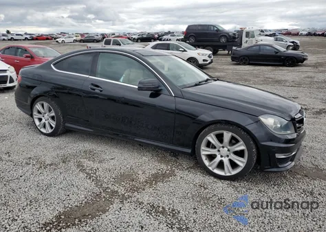 2014 Mercedes-Benz C 250 z USA, uszkodzony, nr VIN WDDGJ4HB5EG301666